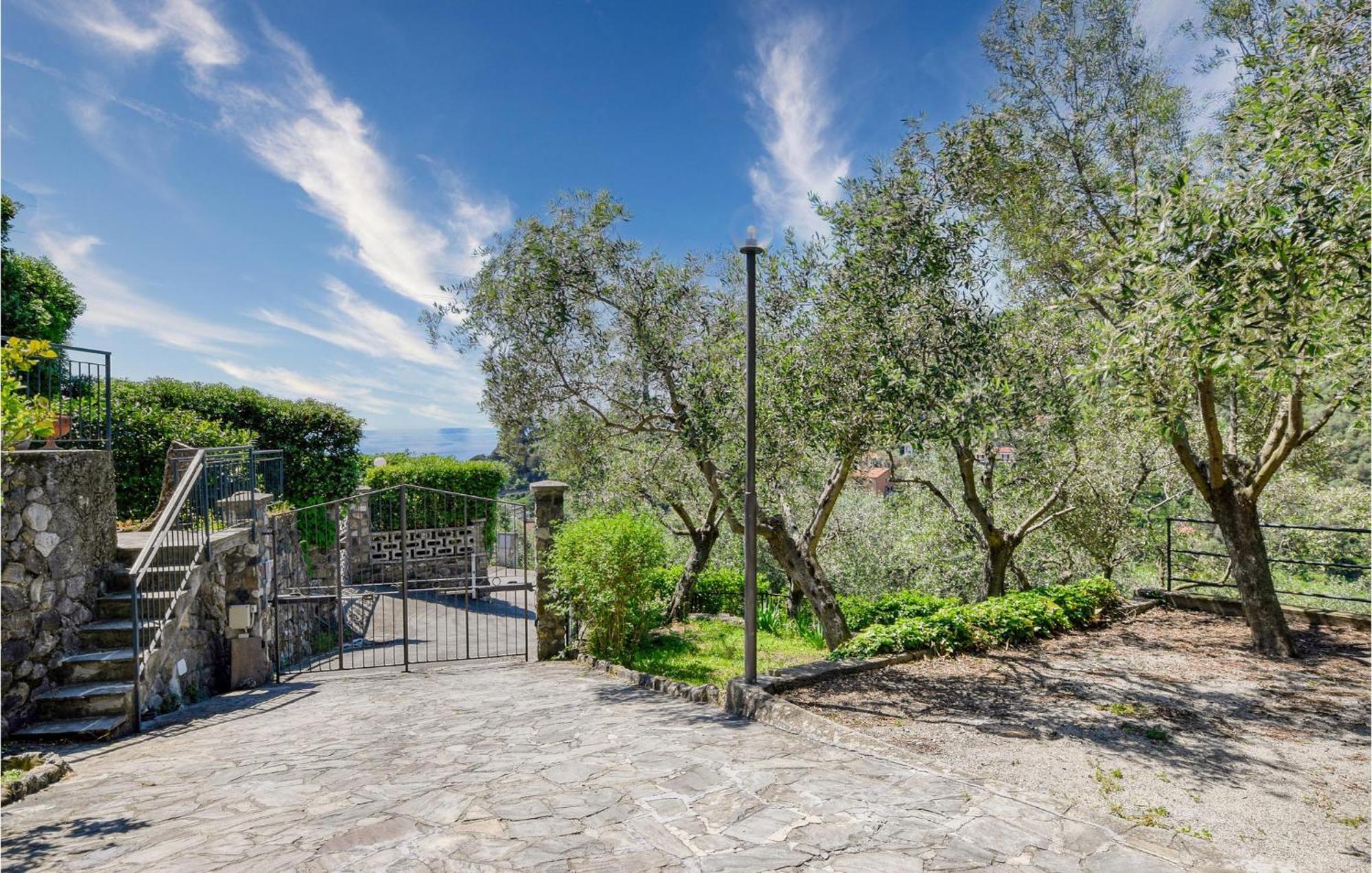 2 Bedroom Stunning Apartment In Moneglia Exterior photo